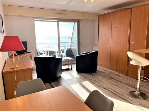 um quarto com uma mesa e cadeiras e vista para o oceano em Studio Quiberon, 1 pièce, 2 personnes - FR-1-478-87 em Quiberon