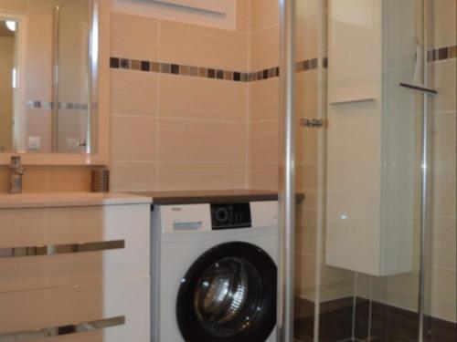 d'un lave-linge et d'un sèche-linge. dans l'établissement Appartement 3 Pièces à Saint-Cyprien : 6 Couchages, Piscine, Terrasse, Parking et WIFI - FR-1-225D-68, à Saint Cyprien Plage