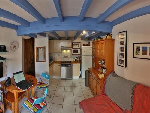 une cuisine avec un canapé et une table avec un ordinateur portable dans l'établissement Pavillon T4 Mezzanine, 6 Pers, Terrasse, Parking, Proche Lac & Commerces, Port Leucate - FR-1-81-460, à Port-Leucate