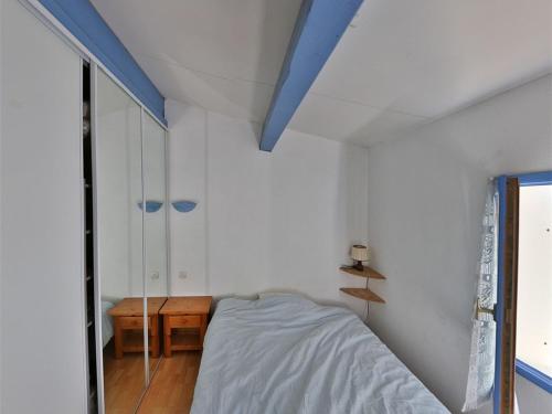 une chambre avec un lit avec un plafond bleu dans l'établissement Pavillon T4 Mezzanine, 6 Pers, Terrasse, Parking, Proche Lac & Commerces, Port Leucate - FR-1-81-460, à Port-Leucate