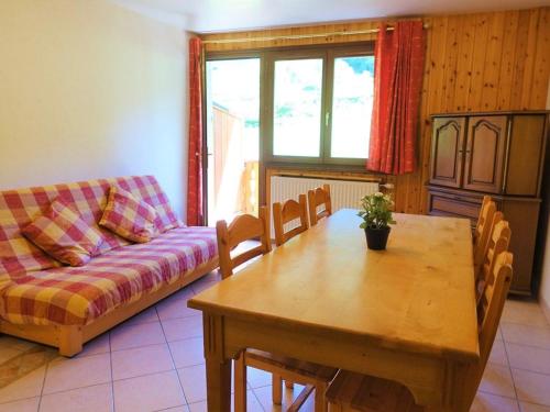 un salon avec une table en bois et un canapé dans l'établissement Appartement 46m², 2 étoiles, 6 pers, au pied des pistes, Planay, proche Arêches - FR-1-342-153, à Beaufort