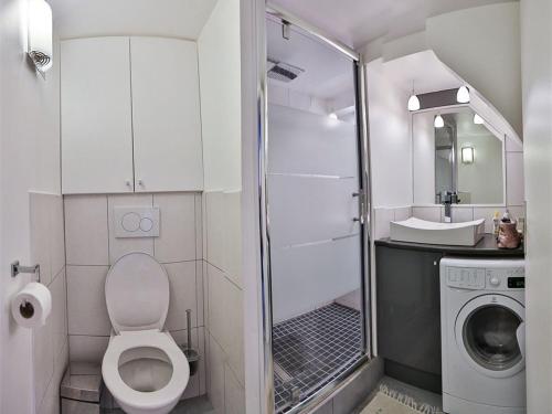 une salle de bain avec toilettes, lavabo et douche dans l'établissement Pavillon T4 Mezzanine, 6 Pers, Terrasse, Parking, Proche Lac & Commerces, Port Leucate - FR-1-81-460, à Port-Leucate