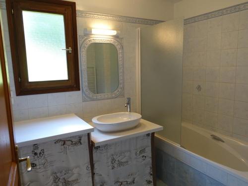 une salle de bain avec un lavabo, un miroir et une baignoire dans l'établissement Appartement 46m², 2 étoiles, 6 pers, au pied des pistes, Planay, proche Arêches - FR-1-342-153, à Beaufort