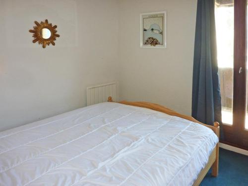 A bed or beds in a room at Appartement Les Orres, 2 pièces, 6 personnes - FR-1-322-371