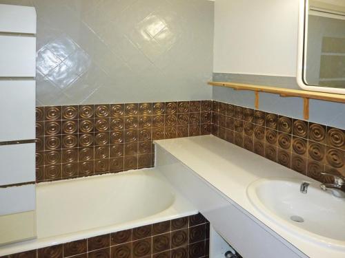 a bathroom with a sink and a bath tub at Appartement Les Orres, 2 pièces, 6 personnes - FR-1-322-371 in Les Orres