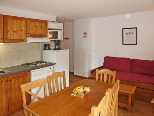 - une cuisine et une salle à manger avec une table et un canapé dans l'établissement Charmant 2 pièces pour 6 avec piscine, jacuzzi et sauna - Les Orres - FR-1-322-373, aux Orres