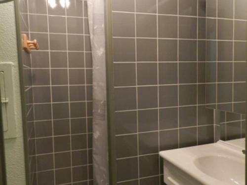 La salle de bains est pourvue d'une douche avec une porte en verre. dans l'établissement Appartement Le Pleynet, 1 pièce, 3 personnes - FR-1-557A-18, à La Ferrière