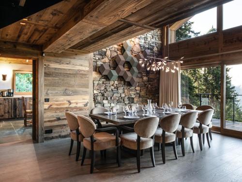 une salle à manger avec une longue table et des chaises dans l'établissement Chalet luxe 5* pour 14 pers. à La Rosière avec hammam - FR-1-398-622, à Montvalezan