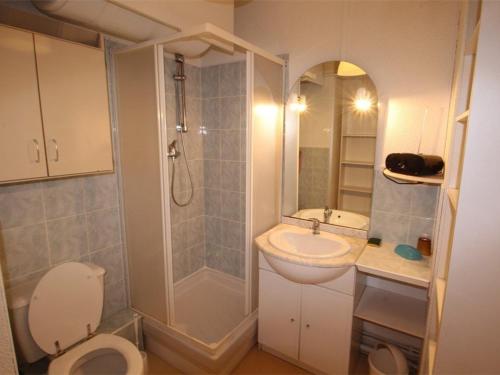 une salle de bain avec une douche, des toilettes et un lavabo dans l'établissement Studio Cosy 2 Pers au Pied du Téléphérique - Balcon Sud, Parking, Wifi, Animaux Acceptés - FR-1-313-168, à Luchon