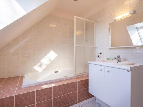 Et badeværelse på Villa Carnac, 5 pièces, 8 personnes - FR-1-477-50