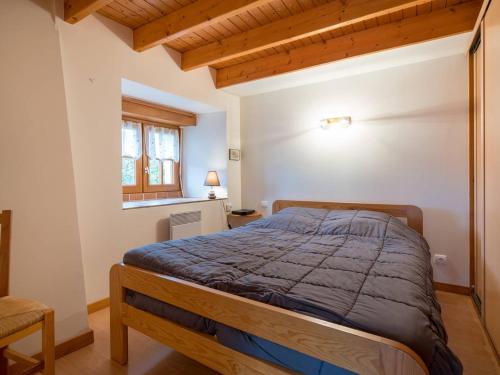 - une chambre avec un lit dans une pièce dotée de plafonds en bois dans l'établissement Villa Crac'h, 3 pièces, 4 personnes - FR-1-477-42, à Crach