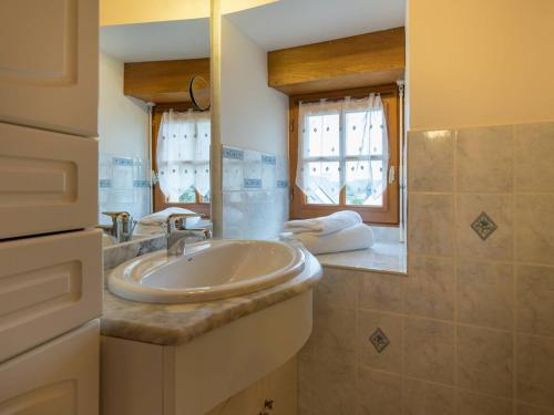 y baño con lavabo y espejo. en Villa Crac'h, 3 pièces, 4 personnes - FR-1-477-42, en Crach