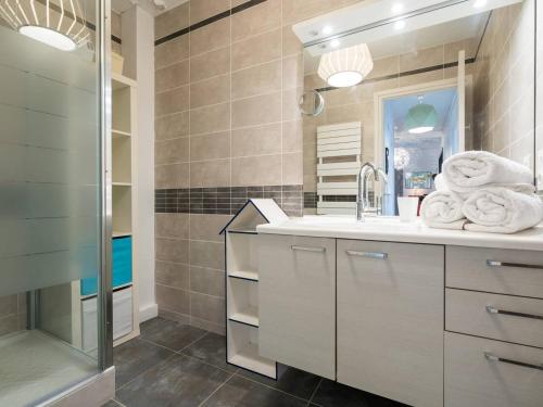 uma casa de banho com um lavatório e um chuveiro em Appartement Carnac, 3 pièces, 5 personnes - FR-1-477-30 em Carnac