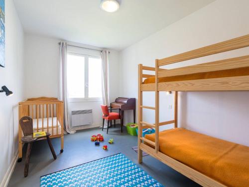 une chambre avec un lit superposé et un bureau dans l'établissement Carnac - Appart 3 pièces + coin couchage, 78m², accès direct plage, animaux admis, parking couvert - FR-1-477-88, à Carnac