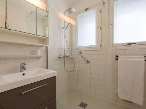 une salle de bain blanche avec une douche et un lavabo dans l'établissement Carnac - Appart 3 pièces + coin couchage, 78m², accès direct plage, animaux admis, parking couvert - FR-1-477-88, à Carnac