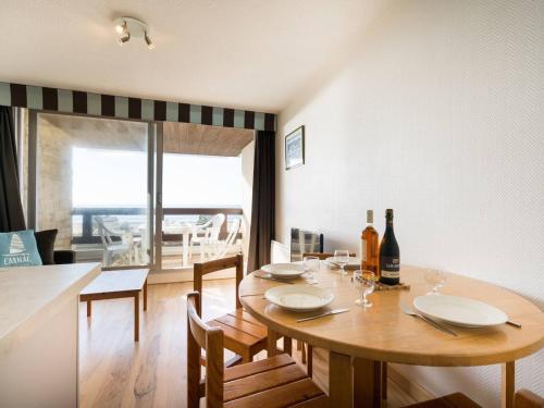 une salle à manger avec une table et des verres à vin dans l'établissement Carnac - Studio cabine 4 pers, 28m², vue mer, parking, animaux acceptés - FR-1-477-117, à Carnac