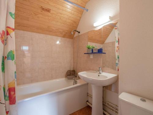 une salle de bain avec un lavabo, une baignoire et des toilettes dans l'établissement Duplex 3 chambres près des télécabines et thermes, 8 pers. à Saint Lary - FR-1-296-286, à Saint-Lary-Soulan