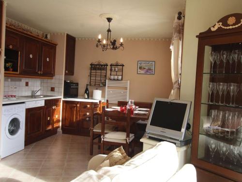 une cuisine avec une table et un ordinateur portable sur un canapé dans l'établissement Appartement à Montgenèvre, 5 couchages, balcon sud, parking, animaux admis, proche des pistes - FR-1-330D-121, à Montgenèvre