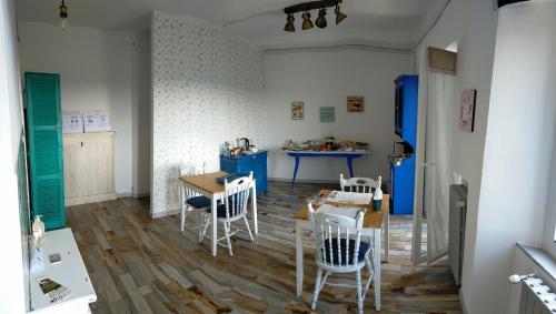 ein Zimmer mit einem Tisch, Stühlen, einem Tisch und einer Küche in der Unterkunft BnB La Casina dei Nonni in Campofilone