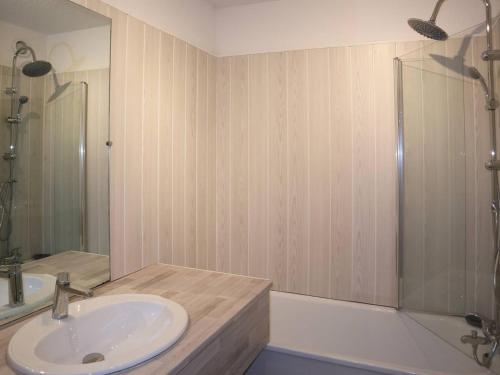 une salle de bain avec un lavabo, une douche et une baignoire dans l'établissement Charmant 2 pièces rénové, 6 pers, balcon, accès direct pistes, au cœur des Orres - FR-1-322-384, aux Orres