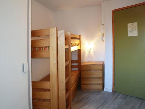 une chambre avec deux lits superposés et un placard dans l'établissement Charmant 2 pièces rénové, 6 pers, balcon, accès direct pistes, au cœur des Orres - FR-1-322-384, aux Orres