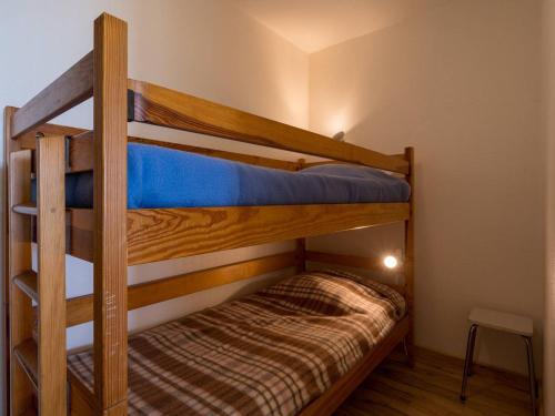 quelques lits superposés dans une chambre dans l'établissement Carnac - Studio cabine 4 pers, 28m², vue mer, parking, animaux acceptés - FR-1-477-117, à Carnac