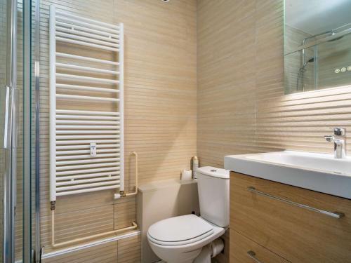 une salle de bain avec toilettes et lavabo dans l'établissement Studio rénové avec balcon, quartier Saint Charles, à 800m de la plage du Miramar - FR-1-3-465, à Biarritz