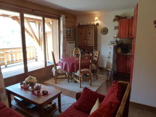 un salon avec un canapé et une table dans l'établissement Charmant appartement 45m², 5 couchages, ski aux pieds, secteur chalets, Isola 2000 - FR-1-292-141, à Isola 2000