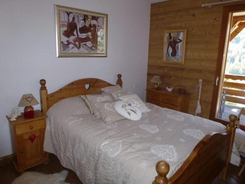 a bedroom with a bed with white sheets and a window at Charmant appartement 45m², 5 couchages, ski aux pieds, secteur chalets, Isola 2000 - FR-1-292-141 in Isola 2000