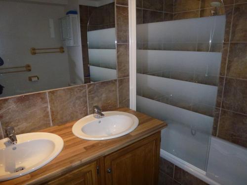 a bathroom with two sinks and a shower at Charmant appartement 45m², 5 couchages, ski aux pieds, secteur chalets, Isola 2000 - FR-1-292-141 in Isola 2000