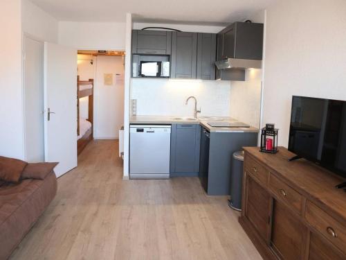 - une petite cuisine avec un évier et un canapé dans la chambre dans l'établissement Studio charmant pour 4 personnes au coeur des Orres 1650 - FR-1-322-387, aux Orres