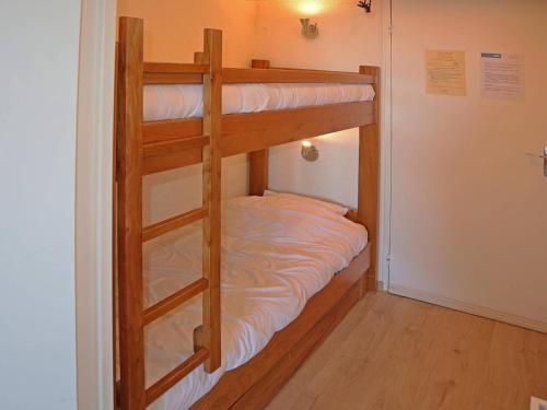 a couple of bunk beds in a room at Studio Les Orres, 1 pièce, 4 personnes - FR-1-322-387 in Les Orres