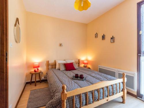 een slaapkamer met een bed met gele muren en 2 lampen bij Appartement Saint-Lary-Soulan, 3 pièces, 4 personnes - FR-1-296-278 in Saint-Lary-Soulan