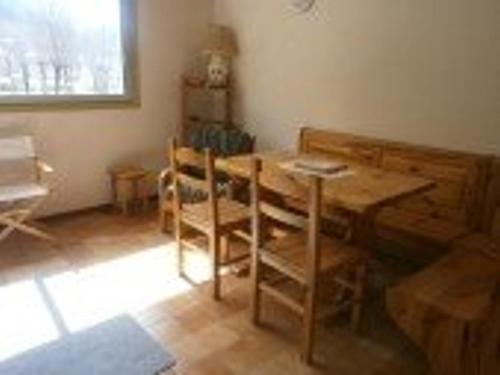 une salle à manger avec une table et des chaises en bois dans l'établissement Duplex T2 cosy 6 pers, parking, centre St-Lary-Soulan - FR-1-457-147, à Saint-Lary-Soulan