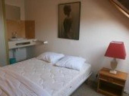 - une chambre avec un lit blanc et une lampe rouge dans l'établissement Duplex T2 cosy 6 pers, parking, centre St-Lary-Soulan - FR-1-457-147, à Saint-Lary-Soulan