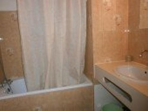y baño con cortina de ducha y lavamanos. en Appartement Saint-Lary-Soulan, 2 pièces, 6 personnes - FR-1-457-147 en Saint-Lary-Soulan