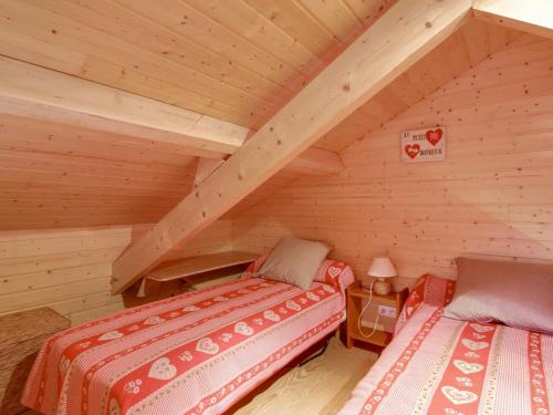 Cette chambre mansardée comprend 2 lits. dans l'établissement Studio Cauterets, 2 pièces, 4 personnes - FR-1-401-150, à Cauterets