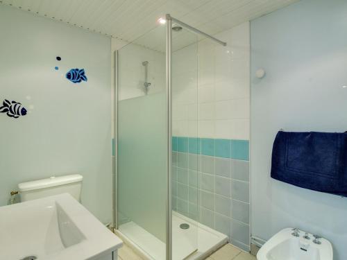 La salle de bains est pourvue d'une douche, d'un lavabo et de toilettes. dans l'établissement Studio Cauterets, 2 pièces, 4 personnes - FR-1-401-150, à Cauterets