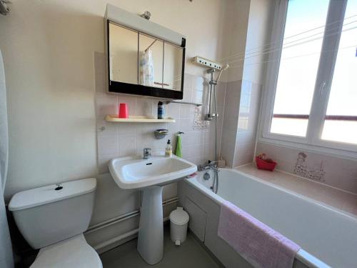W łazience znajduje się umywalka, toaleta i wanna. w obiekcie Studio Cambo-les-Bains, 1 pièce, 2 personnes - FR-1-495-10 w mieście Cambo-les-Bains