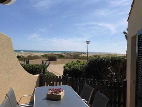 Villa T2, 4 pers, face à la mer, terrasse, parking privé, à 400m des commerces, plage devant! - FR-1-81-462