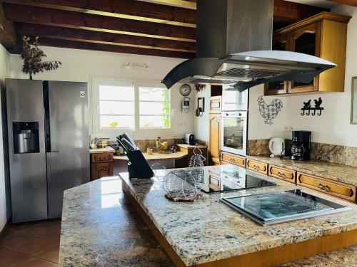 La cuisine est équipée d'un comptoir en granit et d'un réfrigérateur. dans l'établissement Belle villa basque panoramique, 6 couchages, à 7 km de Cambo et des Thermes - FR-1-495-29, à Cambo-les-Bains