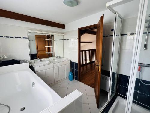 La salle de bains est pourvue d'une baignoire, de 2 lavabos et d'une douche. dans l'établissement Belle villa basque panoramique, 6 couchages, à 7 km de Cambo et des Thermes - FR-1-495-29, à Cambo-les-Bains