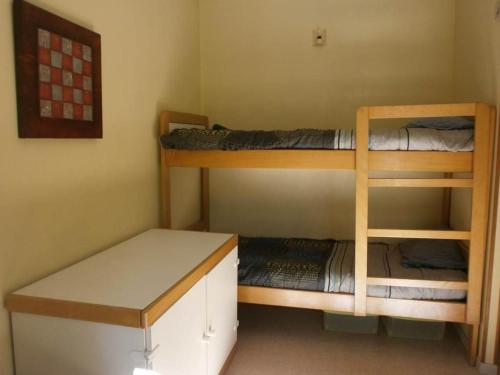 Cette petite chambre comprend 2 lits superposés et un bureau. dans l'établissement Appartement Saint-Lary-Soulan, 2 pièces, 6 personnes - FR-1-457-230, à Saint-Lary-Soulan