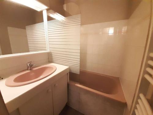 a bathroom with a sink and a bath tub at Appartement Saint-Lary-Soulan, 2 pièces, 4 personnes - FR-1-457-244 in Saint-Lary-Soulan