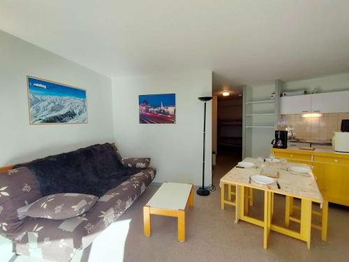 un salon avec un canapé et une table dans l'établissement T2 avec balcon, 6 pers, parking, casier à skis - Saint-Lary-Soulan - FR-1-457-253, à Saint-Lary-Soulan
