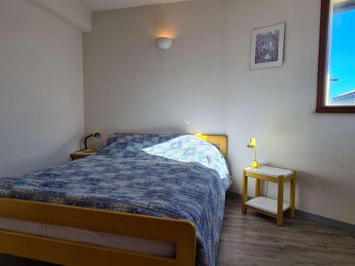 une chambre avec un lit et une table de chevet dans l'établissement T2 avec balcon, 6 pers, parking, casier à skis - Saint-Lary-Soulan - FR-1-457-253, à Saint-Lary-Soulan