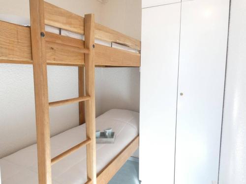 - un lit superposé avec une échelle dans une chambre dans l'établissement Studio 4 pers avec balcon, Piau-Engaly - Sud, TV, Lave-vaisselle, Lave-linge, Casier à skis - FR-1-457-258, à Aragnouet