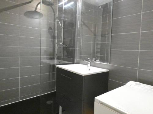 une salle de bain avec une douche, un lavabo et des toilettes dans l'établissement Studio 4 pers avec balcon, Piau-Engaly - Sud, TV, Lave-vaisselle, Lave-linge, Casier à skis - FR-1-457-258, à Aragnouet
