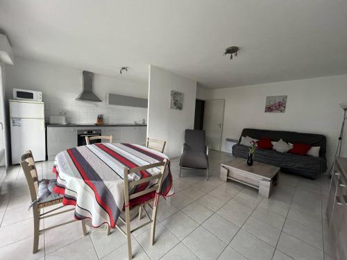 Il comprend une cuisine et un salon avec un lit et un canapé. dans l'établissement Joli T2 bis lumineux, calme avec terrasse, 1 chambre, accès internet à Cambo-les-Bains - FR-1-495-56, à Cambo-les-Bains