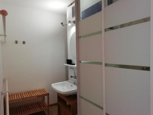 baño con lavabo y puerta de ducha acristalada en Appartement 2 pièces cabine, 7 pers, Arc 1600, ski aux pieds, proche commerces, balcon sud - FR-1-411-669, en Arc 1600